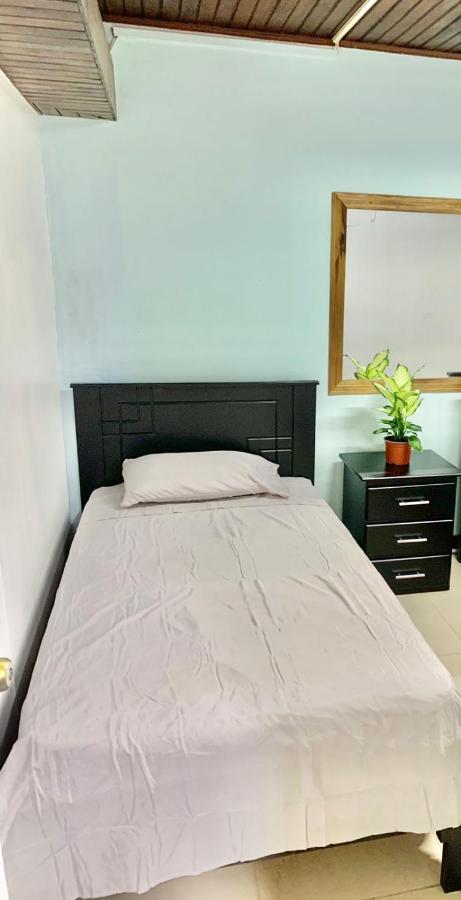 Global House Cr Hostel Backpackers Alajuela Habitacion Compartida 2 Camas Por Habitacion المظهر الخارجي الصورة